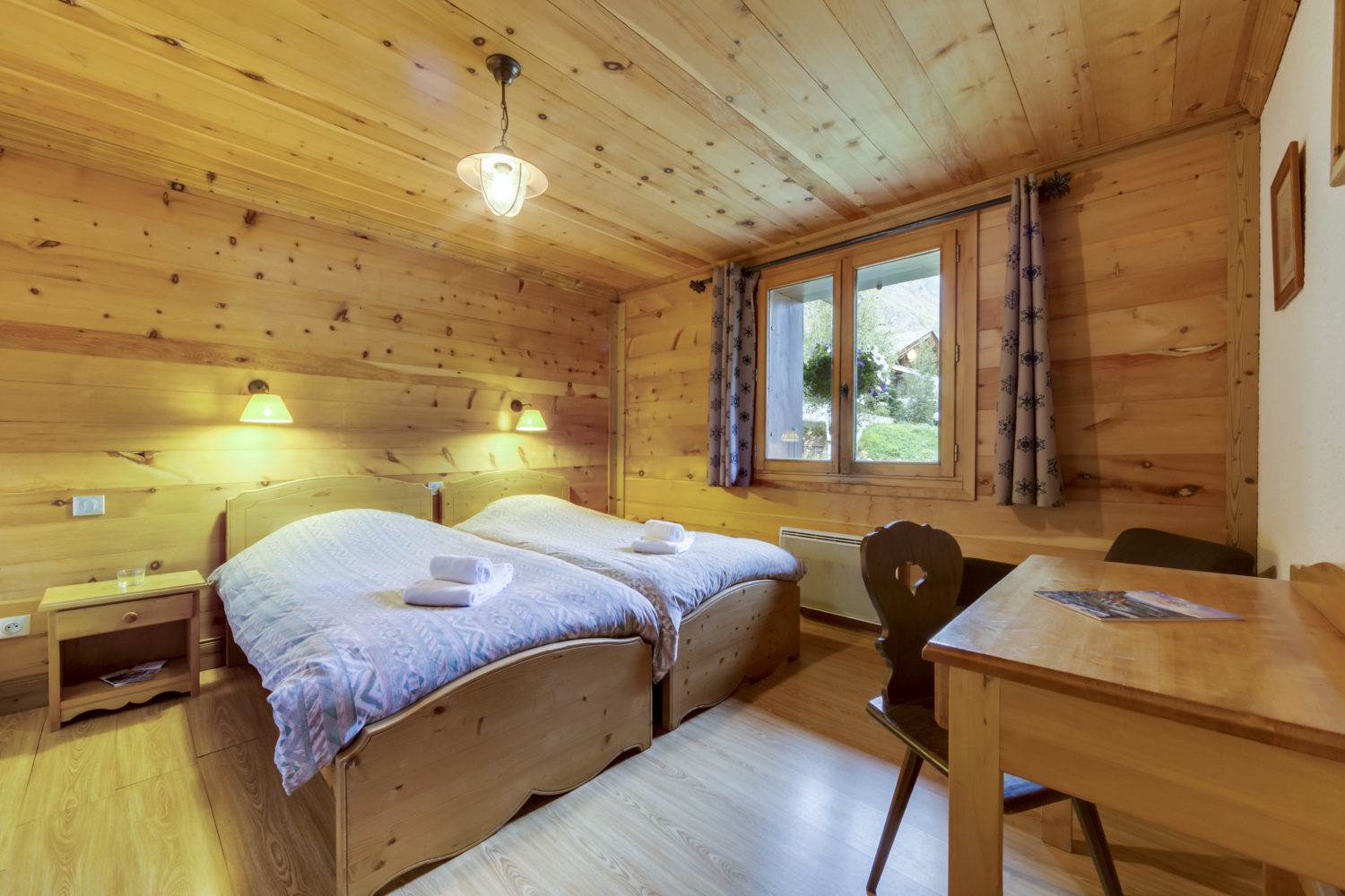Chalet Grand Pares Twin Bedroom